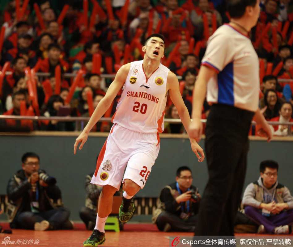 丁彦雨航突破中重心失衡，身体与地板激烈摩擦，但他眼神坚毅，倒地瞬间已蓄势待发，准备起身再战。