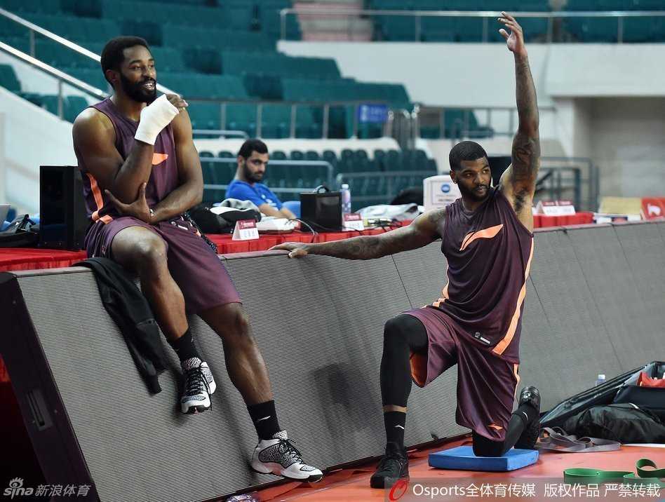 哈里斯特写：手掌缠着厚厚的绷带，依然在训练师指导下进行投篮练习，眼神写满了坚韧与渴望。