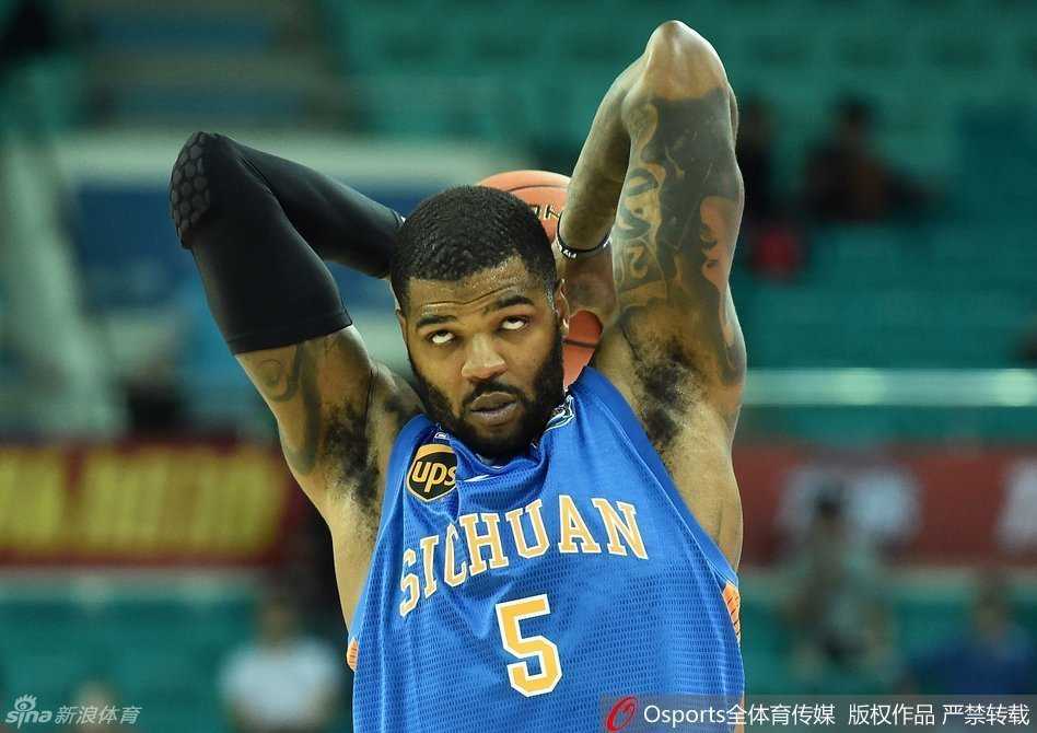 鹰王抵穗蓄势待发 约什·史密斯赛前热身寻找手感 身披四川队训练服的约什·史密斯正在拉伸筋骨,神情专注地准备即将到来的CBA首秀。