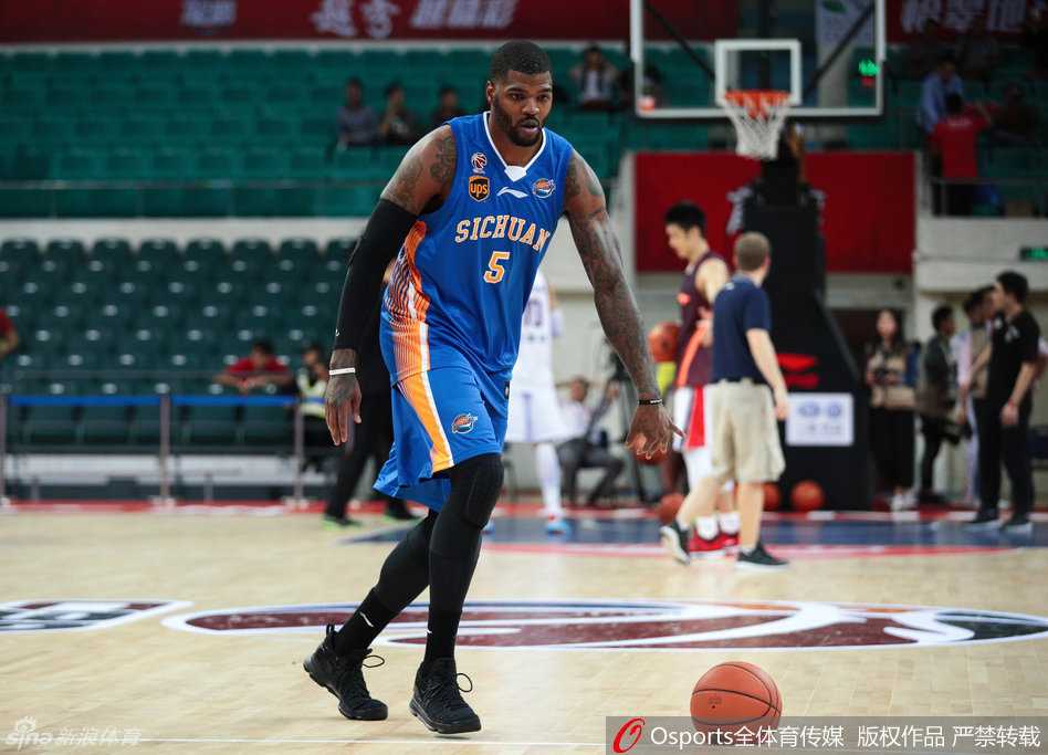 鹰王抵穗蓄势待发 约什·史密斯赛前热身寻找手感 约什·史密斯在外线自信出手,篮球划出优美弧线,赛前投射练习手感颇佳。