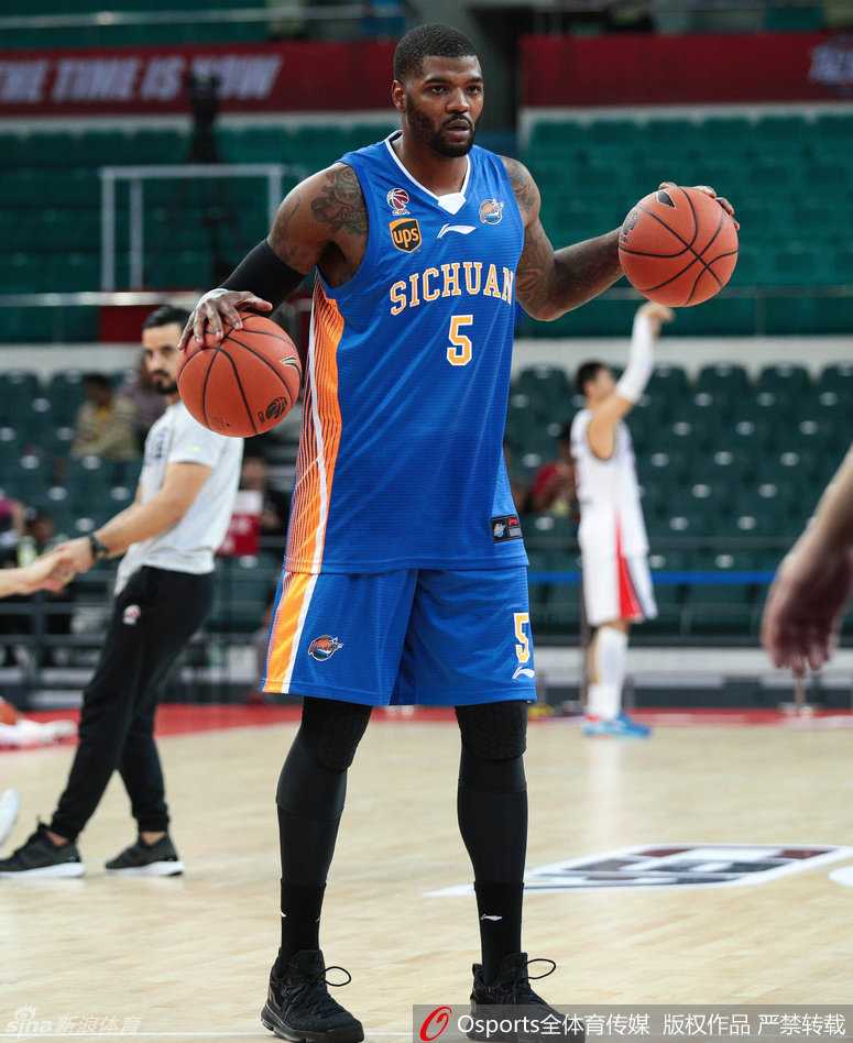 鹰王抵穗蓄势待发 约什·史密斯赛前热身寻找手感 体能透支的约什·史密斯在加时赛中腿部抽筋,躺在地板上接受队医紧急治疗。