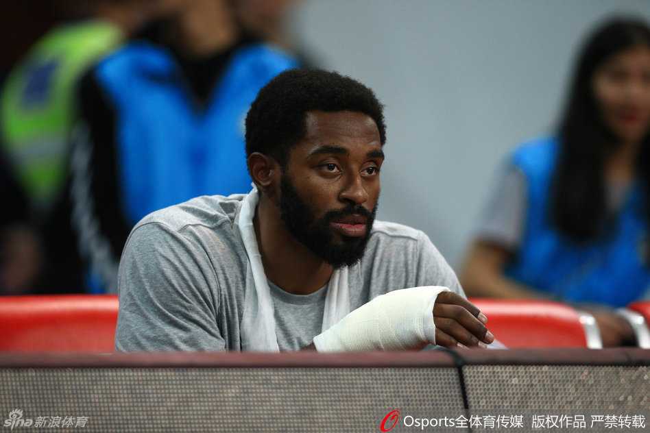 鹰王抵穗蓄势待发 约什·史密斯赛前热身寻找手感 面对高强度对抗,约什·史密斯表情专注地持球进攻,努力在CBA赛场证明自己。