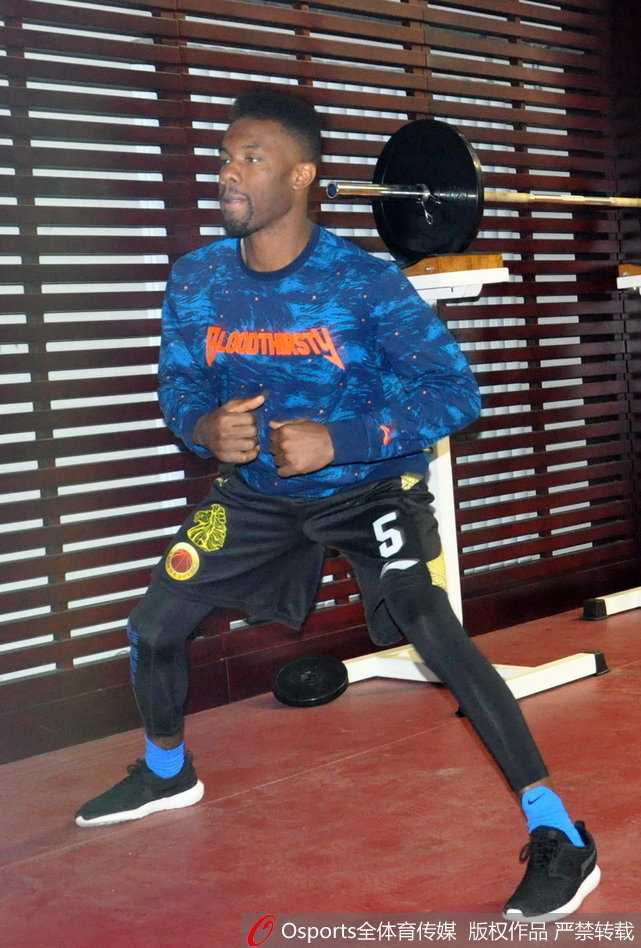 齐鲁健儿挥汗蓄力 外援科尔全力以“复”备战晋鲁大战 诺里斯·科尔赤裸上身,青筋暴起,在健身房里咬紧牙关进行哑铃弯举,每一块肌肉都写满了对胜利的渴望。