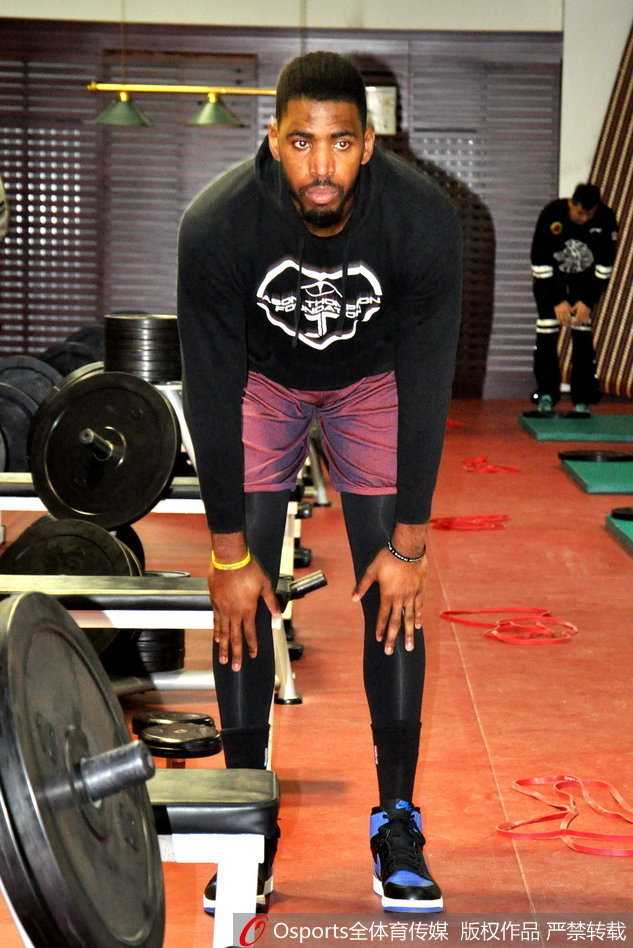 齐鲁健儿挥汗蓄力 外援科尔全力以“复”备战晋鲁大战 科尔进行高强度的绳索下拉训练,手臂肌肉紧绷如雕塑,仿佛要将所有的力量都倾注到新赛季的赛场之上。