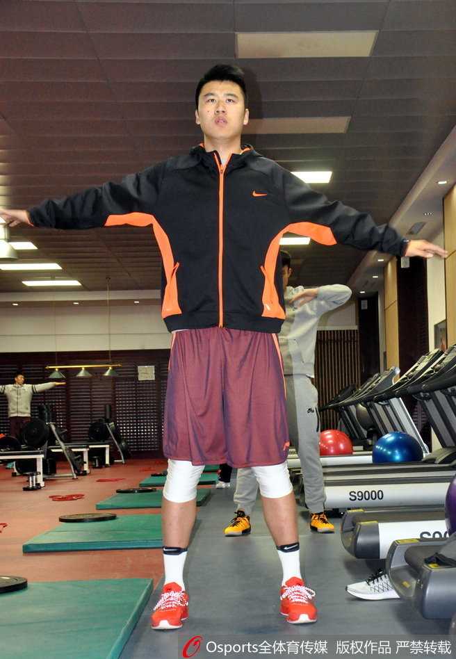 齐鲁健儿挥汗蓄力 外援科尔全力以“复”备战晋鲁大战 尽管汗水湿透了衣衫,科尔在腿举器械上依然一丝不苟,目光坚毅地望向远方,仿佛在审视着即将到来的对手。