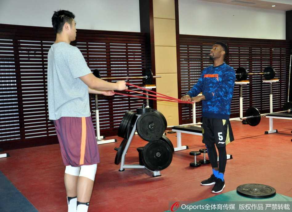 齐鲁健儿挥汗蓄力 外援科尔全力以“复”备战晋鲁大战 训练结束后,科尔并未急于离开,而是继续进行着肩部小肌群的精细训练,拒绝让任何一处细节成为赛场上的短板。