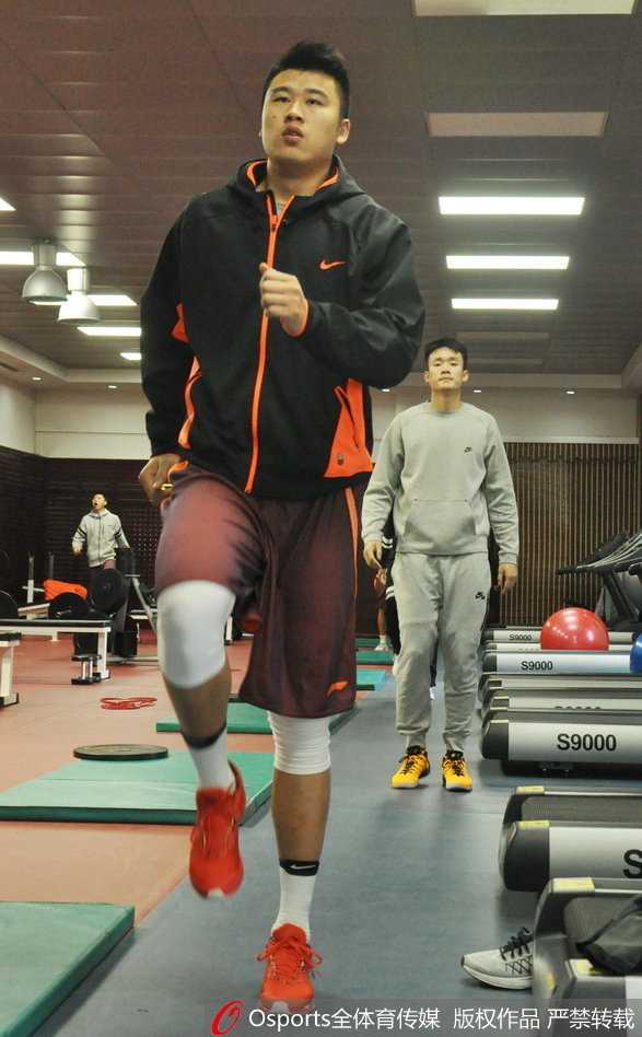 齐鲁健儿挥汗蓄力 外援科尔全力以“复”备战晋鲁大战 山东男篮全队在健身房集结,在体能教练的口令下进行整齐划一的拉伸,团结的氛围在每一次伸展中凝聚。