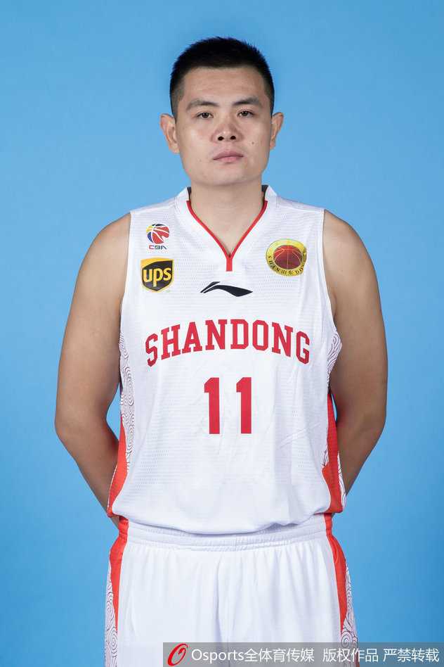 齐鲁新高度:2015-16赛季山东高速男篮,破咒与重生的巡礼 比斯利在训练中轻松写意地完成单手劈扣,强大的运动天赋和柔和手感,让他成为那个赛季CBA最难防守的进攻万花筒。