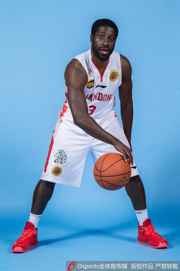 齐鲁新高度:2015-16赛季山东高速男篮,破咒与重生的巡礼 2015赛季山东高速男篮的又一张全家福,队员们围拢在一起,拳头紧握,象征着团结一心、势不可挡的力量。