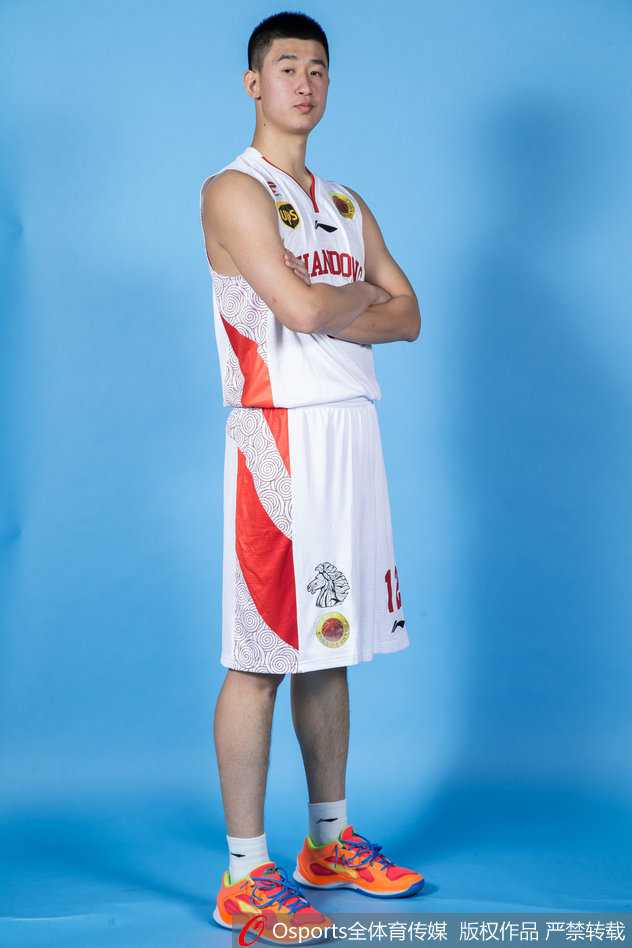 齐鲁新高度:2015-16赛季山东高速男篮,破咒与重生的巡礼 丁彦雨航持球面对防守,眼神专注而锐利,彼时的他正从希望之星向联赛巨星蜕变,是球队最可靠的锋线突击手。