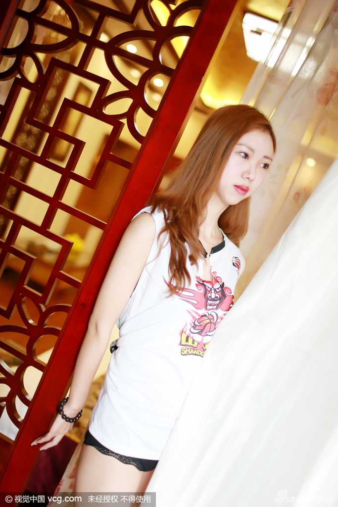 杨柳展现出清新脱俗的气质，虽然只是简单的站立，但挺拔的身姿和专注的神情仿佛在告诉所有人：哪怕球队面临再多困难，作为最忠实的第12人，她永远在这里等待胜利的到来