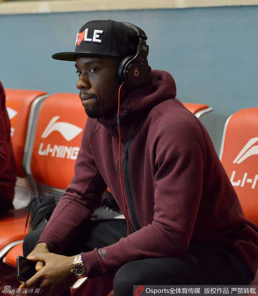 训练间隙，诺里斯·科尔与另一名强力外援贾森·汤普森在篮下窃窃私语，两人用NBA的默契低声交流着挡拆配合的细节，仿佛在编织一张专属于齐鲁篮下的天罗地网。