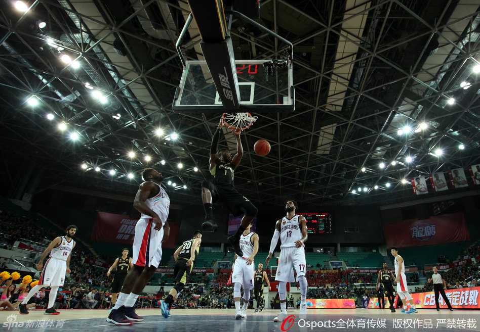 场上拼抢白热化，双方球员人仰马翻，倒地瞬间仍目不转睛盯着篮球，竞技体育的残酷与魅力在此刻尽显。