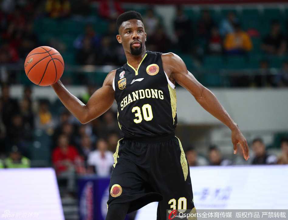 诺里斯-科尔犹如球场指挥官，一记声东击西的妙传撕开对手防线，瞬间点燃了队友的进攻火力。