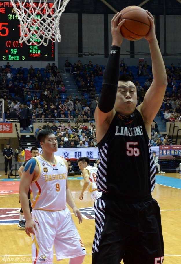 龙争虎斗映丹心:CBA内线群英谱 辽宁队的定海神针韩德君,用敦实的后背卡住对手,长臂舒展稳稳摘下前场篮板,眼神中透露着不容置疑的霸气。