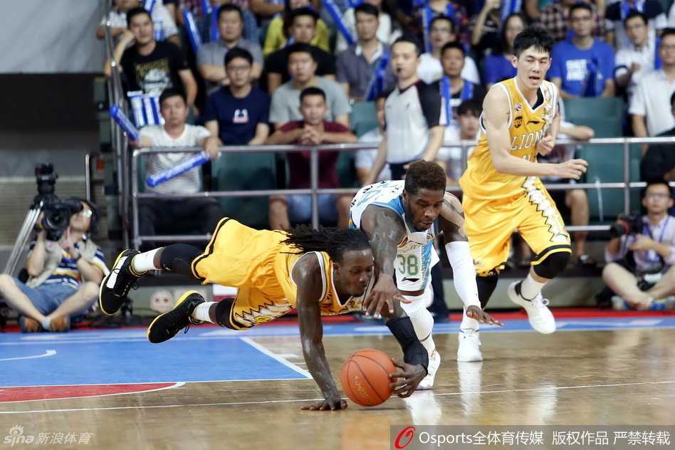 龙争虎斗映丹心:CBA内线群英谱 场边的胡指导激动地挥拳,仿佛一位赛车手在驾驶舱内极速换挡,满头白发与激情四溢的肢体语言形成鲜明对比,彰显老帅的不老之心。