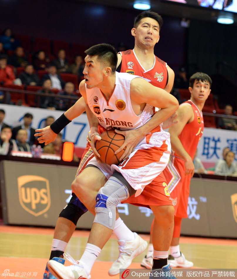 龙争虎斗映丹心:CBA内线群英谱 山东大汉陶汉林在篮下犹如嗜血的鲨鱼,他挂着两名防守球员强行起跳,面部肌肉紧绷,将球狠狠砸进篮筐,地动山摇。