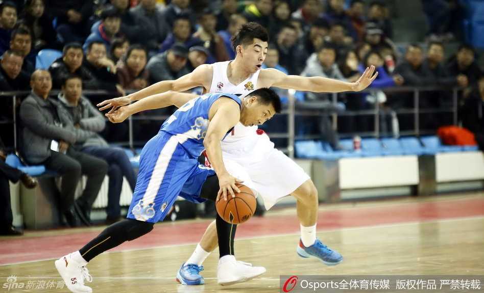 龙争虎斗映丹心:CBA内线群英谱 前中国男篮主帅邓华德在场边激情指挥,张大嘴巴怒吼,肢体语言极具张力,将篮球场上的紧张刺激感渲染到了极致。