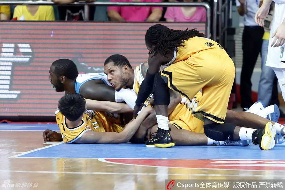 龙争虎斗映丹心:CBA内线群英谱 广厦队的刘铮面对外援的强力冲击,毫不畏惧地侧身封堵,眼神专注而凌厉,用技巧和预判对抗绝对的力量,展现宝岛球员的坚韧。