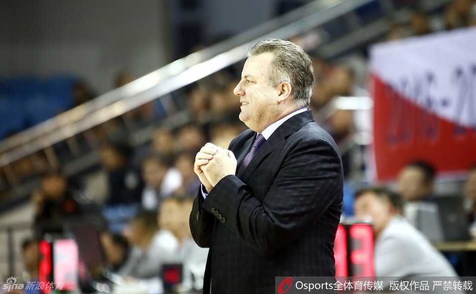 龙争虎斗映丹心:CBA内线群英谱 五名球员在篮下同时起跳,手臂交织成一片密林,篮球悬在半空成为众矢之的,将CBA赛场上的寸土必争展现得淋漓尽致。