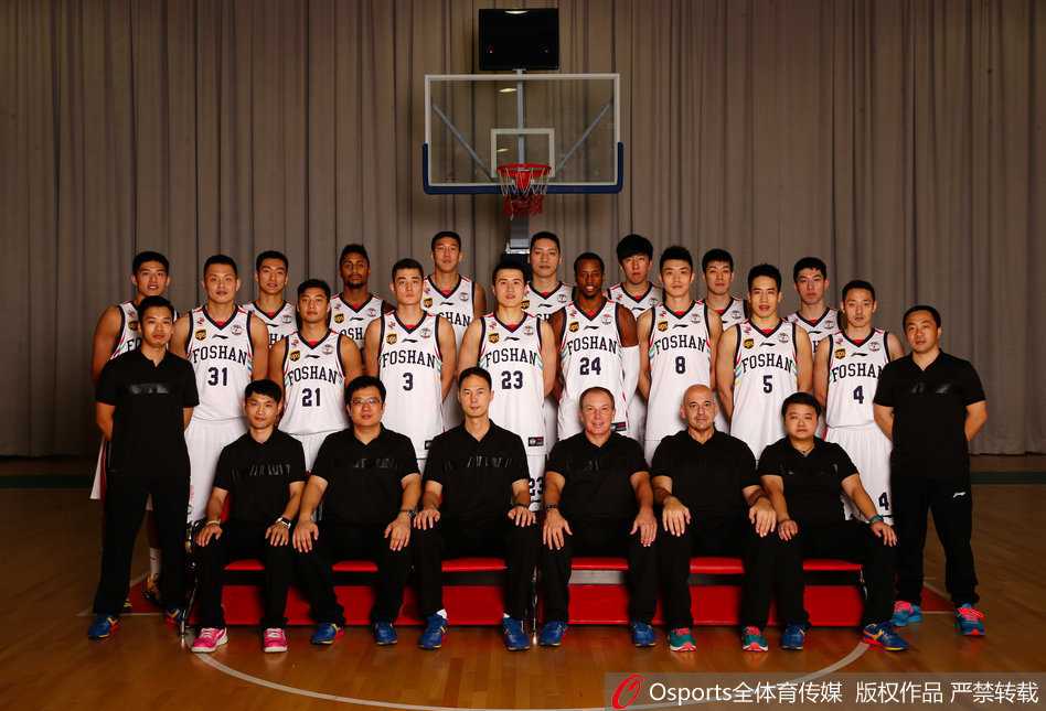 外援贝尼蒙持球快速突破，面对防守者高高跃起，展现出惊人的弹跳力，他的冲击力是那个赛季佛山队进攻端的一把尖刀。