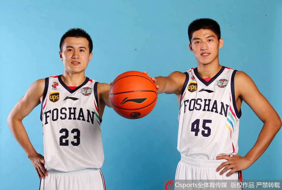 赛后全队围拢在一起，主教练进行战术复盘，球员们认真聆听，场边的摄像机记录下这紧张而专注的一刻。