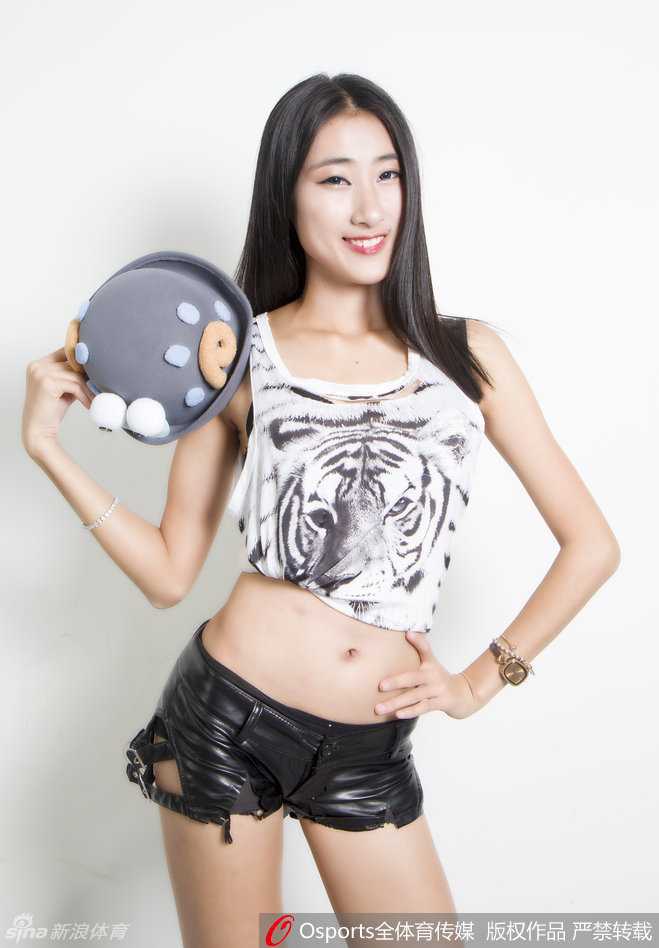 近景镜头下，一位宝贝轻抚着老虎背心上的纹路，眼神专注地望向赛场。这身虎纹战袍不仅是一件演出服，更承载着对球队勇猛无畏的深切期许。