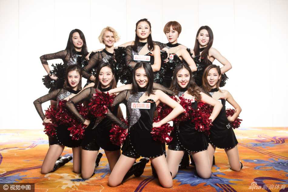 CBA全明星啦啦队:那些在聚光灯下舞动的青春精灵 一名啦啦队员正侧身展现出优美的身体曲线,专注的眼神和自信的微笑,仿佛在告诉全世界,这里就是属于她的闪耀舞台。