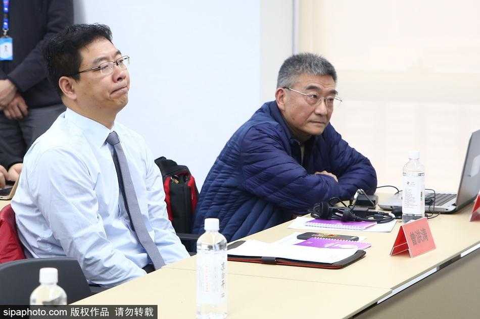 CBA公司通气会总结新赛季开局:改革亮点频出,裁判判罚成焦点 在聚光灯的照耀下,CBA公司竞赛总经理张雄正手持数据板,目光坚定地向媒体们解读着新赛季前五轮联赛的精彩数据与变化,神情专注而专业。