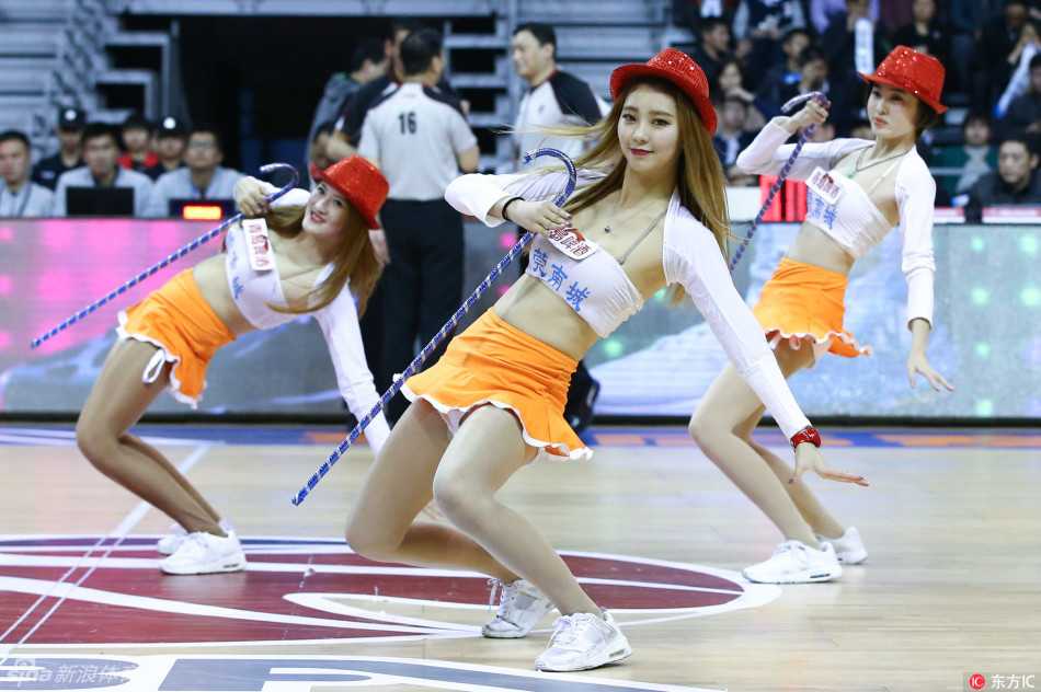 身着靓丽短裙的篮球宝贝们在场上整齐列队，自信的笑容和修长的身姿，定格了赛场最迷人的瞬间。