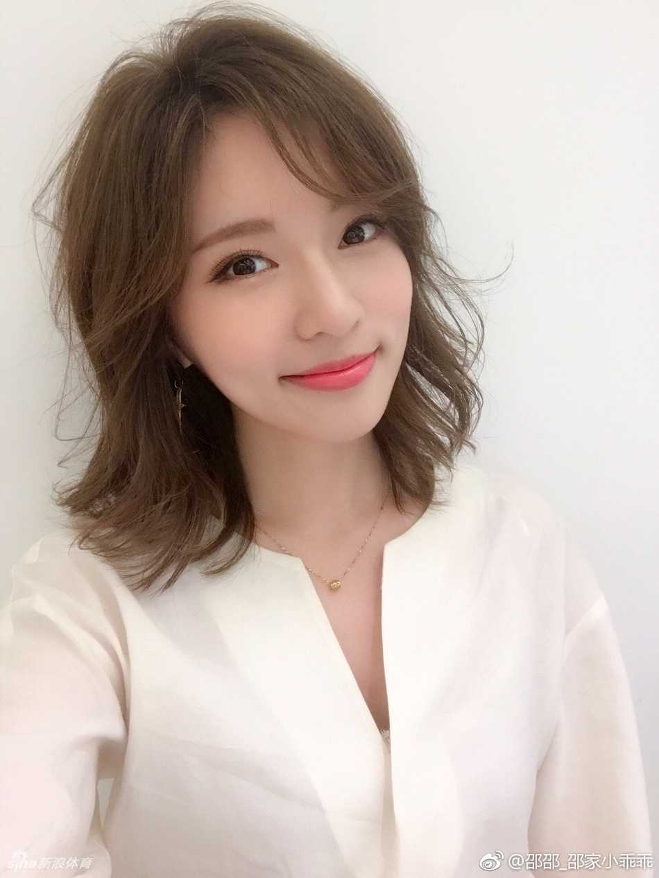 CBA女神主播邵邵:球场边那道比比赛更抓眼的风景线 邵邵眼神深邃,轻抚秀发,自然流露出一种不经意的性感,让人移不开眼