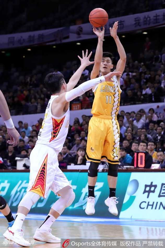 广厦队老将林志杰宝刀不老，在底角高高跃起出手三分，篮球在空中旋转，背景是深圳队球迷模糊的身影