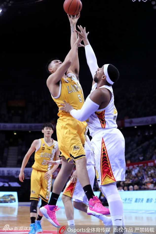 广厦队核心外援福特森在深圳队多人包夹下强行突破，他眼神凌厉，辫子在空中飞舞，即便防守者手臂遮挡眼前也毫无惧色