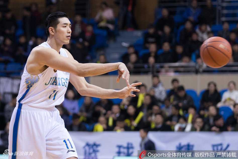 CBA常州主场首秀硬仗取胜 肯帝亚复仇广州重回积分榜次席 江苏队长易立持球加速突破广州队防线,老将风采依旧展现犀利突破