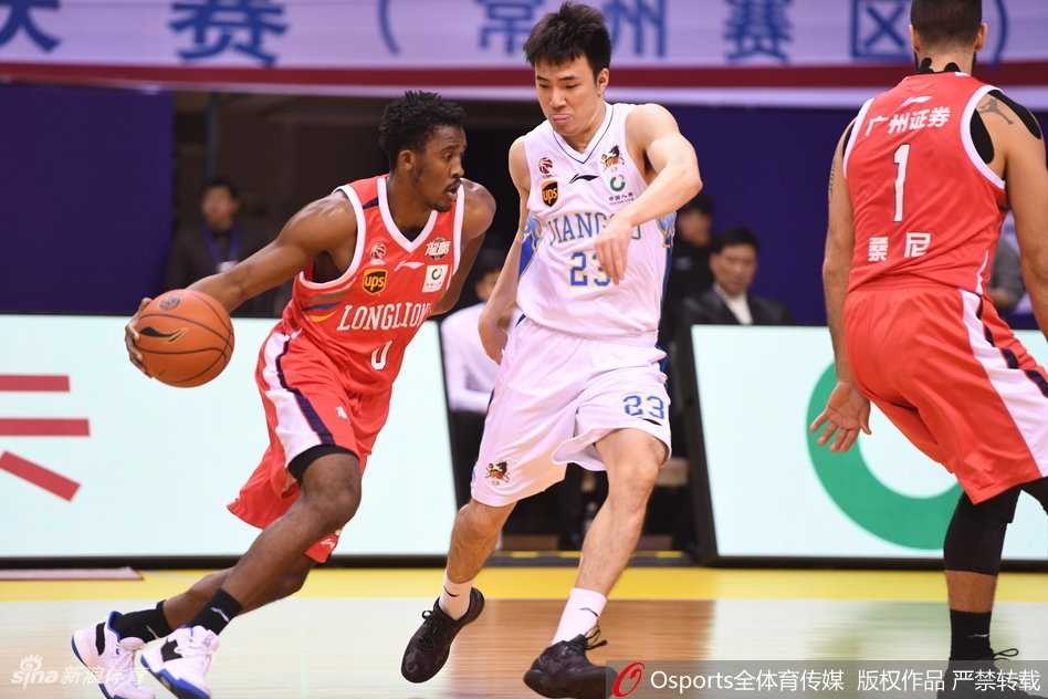 CBA常州主场首秀硬仗取胜 肯帝亚复仇广州重回积分榜次席 江苏肯帝亚外援布鲁克斯在多人包夹下强行突破,眼神坚毅寻找传球良机