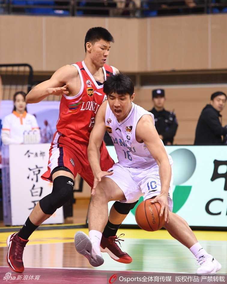 CBA常州主场首秀硬仗取胜 肯帝亚复仇广州重回积分榜次席 江苏大外援拉杜利察内线强打卡位,利用强壮身体顶开防守勾手投篮