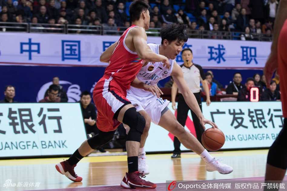 CBA常州主场首秀硬仗取胜 肯帝亚复仇广州重回积分榜次席 江苏与广州队员篮下激烈卡位争抢篮板球,手臂纠缠肌肉碰撞瞬间