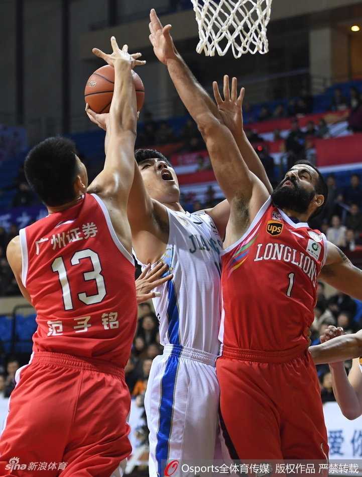 CBA常州主场首秀硬仗取胜 肯帝亚复仇广州重回积分榜次席 广州队大外援汉斯布鲁篮下双手暴扣,肌肉线条分明展现强大爆发力