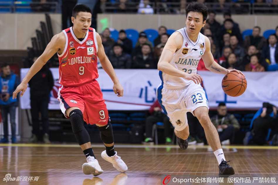 CBA常州主场首秀硬仗取胜 肯帝亚复仇广州重回积分榜次席 江苏肯帝亚主场球迷看台沸腾,众人挥舞充气棒为球队精彩表现欢呼