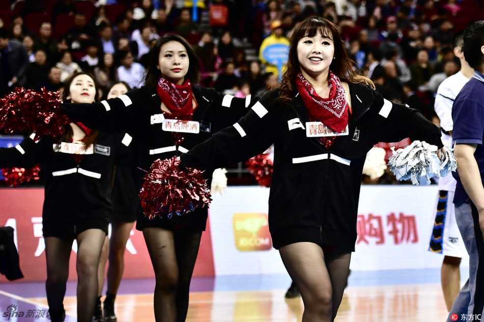 表演进入高潮，全体队员摆出霸气十足的造型，她们眼神坚定，气场全开，用青春的火焰“燃”爆了整个球馆。