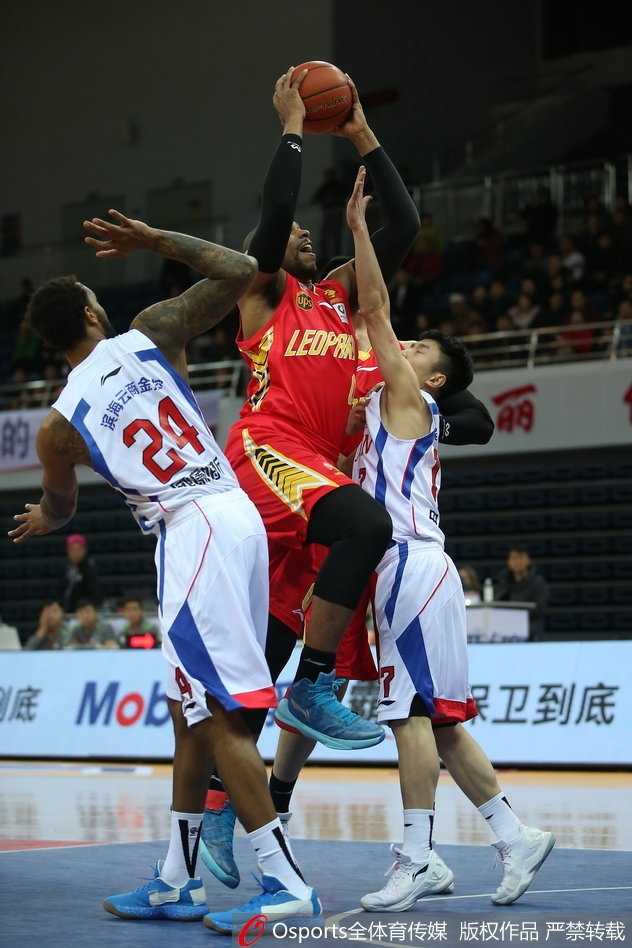 李慕豪在对方内线球员头上高高跃起，单手将球砸进篮筐，完成势大力沉的暴扣