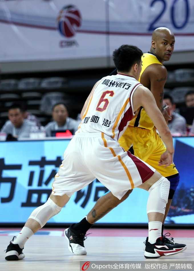 CBA常规赛第二十八轮浙江主场力克北控 马布里空砍豪华数据吴前率队完成逆转好戏 威姆斯空中对抗后拉杆上篮,身体完全舒展,展现了顶级外援的柔韧性和核心力量,这一球也引来了全场欢呼。