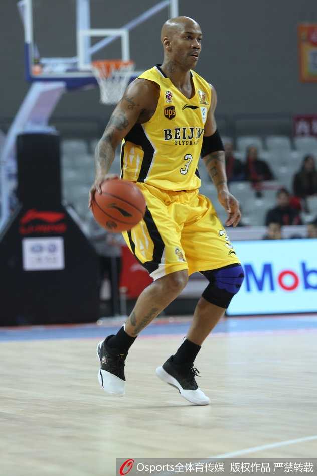 CBA常规赛第二十八轮浙江主场力克北控 马布里空砍豪华数据吴前率队完成逆转好戏 斯托克斯在人群中高高跃起,抢下关键的前场篮板球,他强壮的身体和出色的弹跳力让北控内线毫无办法。