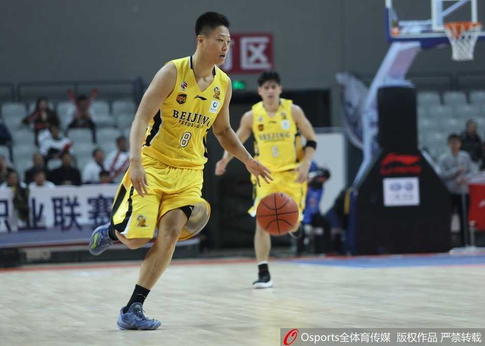 CBA常规赛第二十八轮浙江主场力克北控 马布里空砍豪华数据吴前率队完成逆转好戏 浙江队当家球星吴前命中三分后握拳怒吼,他的眼神里充满了杀气,手感火热的他是球队逆转的最大功臣。