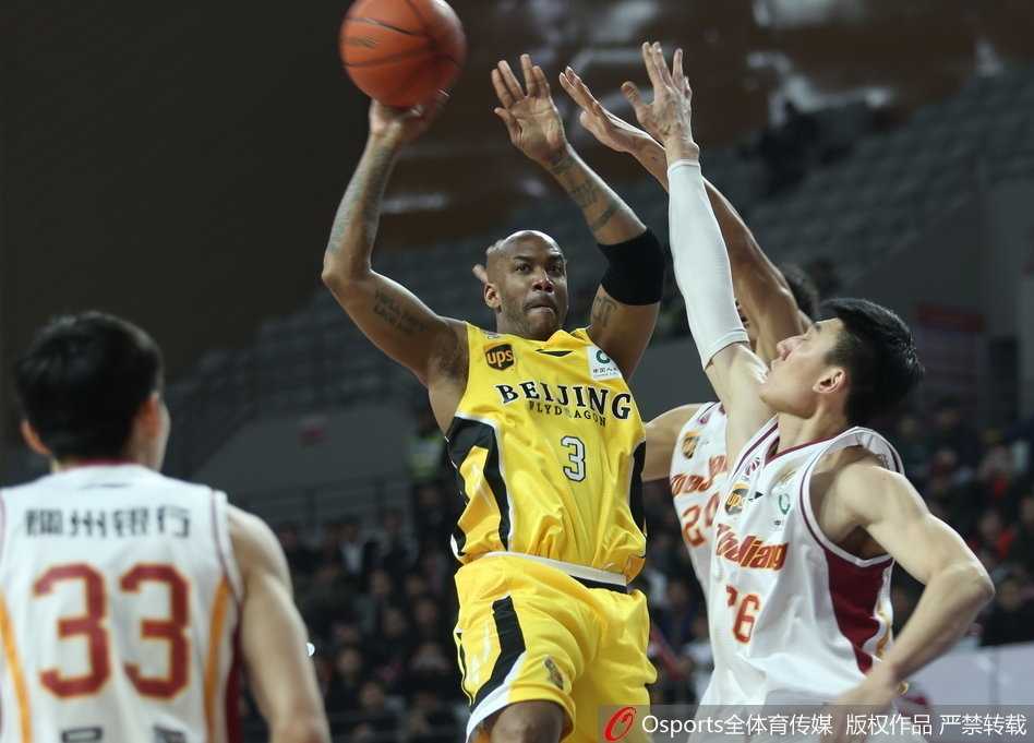 CBA常规赛第二十八轮浙江主场力克北控 马布里空砍豪华数据吴前率队完成逆转好戏 马布里在三人合围中强行突破,虽然已经年届四十,但突破的步伐依然迅捷如闪电。