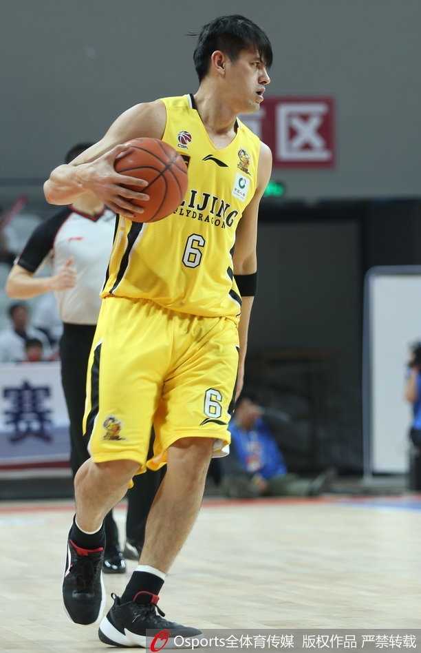 CBA常规赛第二十八轮浙江主场力克北控 马布里空砍豪华数据吴前率队完成逆转好戏 王征篮下强打造成犯规,他利用身高优势在浙江内线翻江倒海,虽然输了比赛,但他的两双数据值得尊敬。