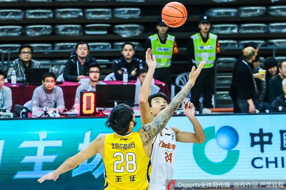 CBA常规赛第二十八轮浙江主场力克北控 马布里空砍豪华数据吴前率队完成逆转好戏 北控将帅在暂停时神情凝重,丁伟指导手持战术板大声布置战术,落后的局面让每个人都眉头紧锁。