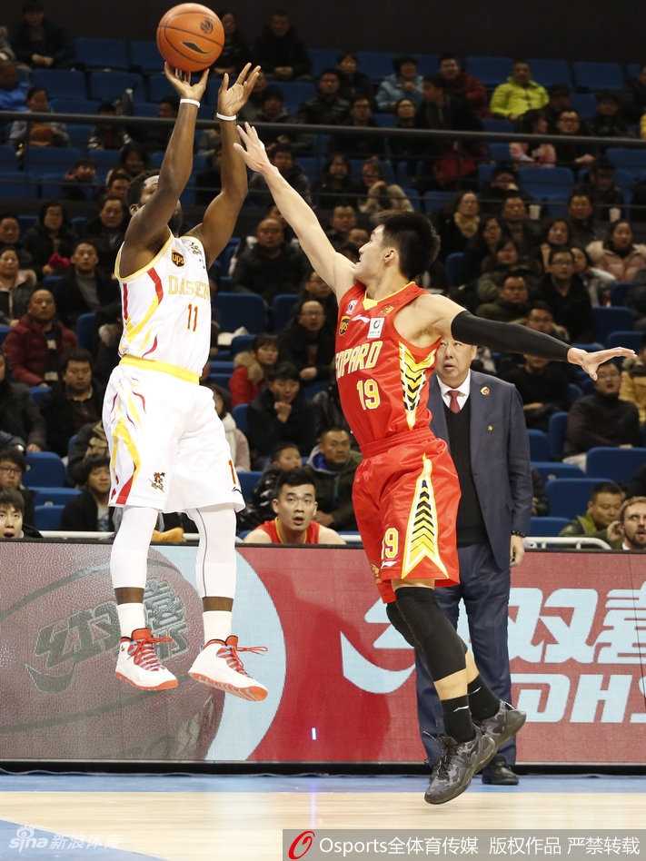 CBA常规赛第二十六轮同曦主场逆转深圳上演复仇好戏 帕戈在末节彻底化身得分机器,面对防守球员的封盖,他高高跃起,在空中仿佛停滞了一般,用一记美如画的后仰跳投,将球稳稳送入篮筐,这一刻他就是球场上的主宰。