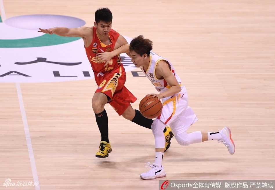 CBA常规赛第二十六轮同曦主场逆转深圳上演复仇好戏 同曦队外援帕戈面对旧主深圳队毫无惧色,他如一道黑色闪电般撕裂防线,高高跃起,用一记势大力沉的单手劈扣点燃了整个主场的激情,宣告着反击的开始。