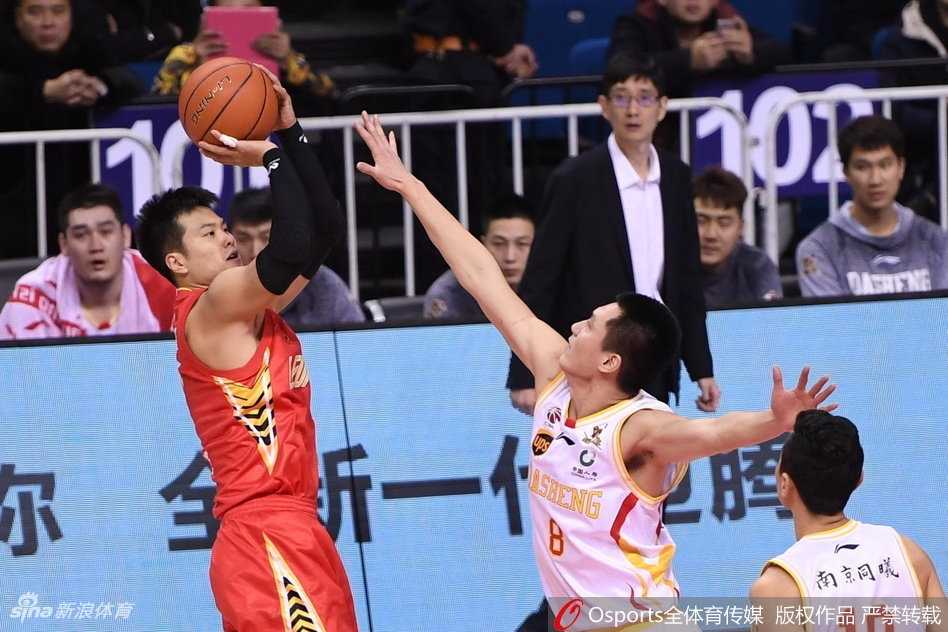 CBA常规赛第二十六轮同曦主场逆转深圳上演复仇好戏 这球进了!郭一飞手起刀落,再度命中三分,他兴奋地握拳怒吼,与队友宋建骅激情相撞,这一刻,属于同曦的“本土双子星”用实力证明了自己的价值,也让全场球迷为之疯狂。